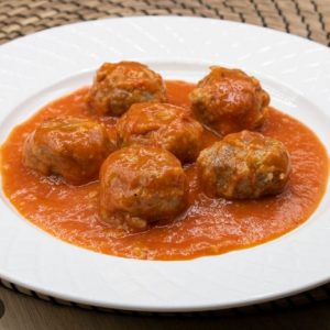 Ración albóndigas con tomate