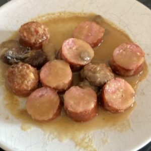 Ración de longaniza en salsa con setas